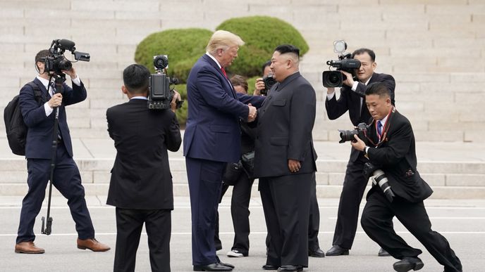 Donald Trump a Kim Čong-un se setkali v demilitarizované zóně mezi KLDR a Jižní Koreou (30.6.2019)