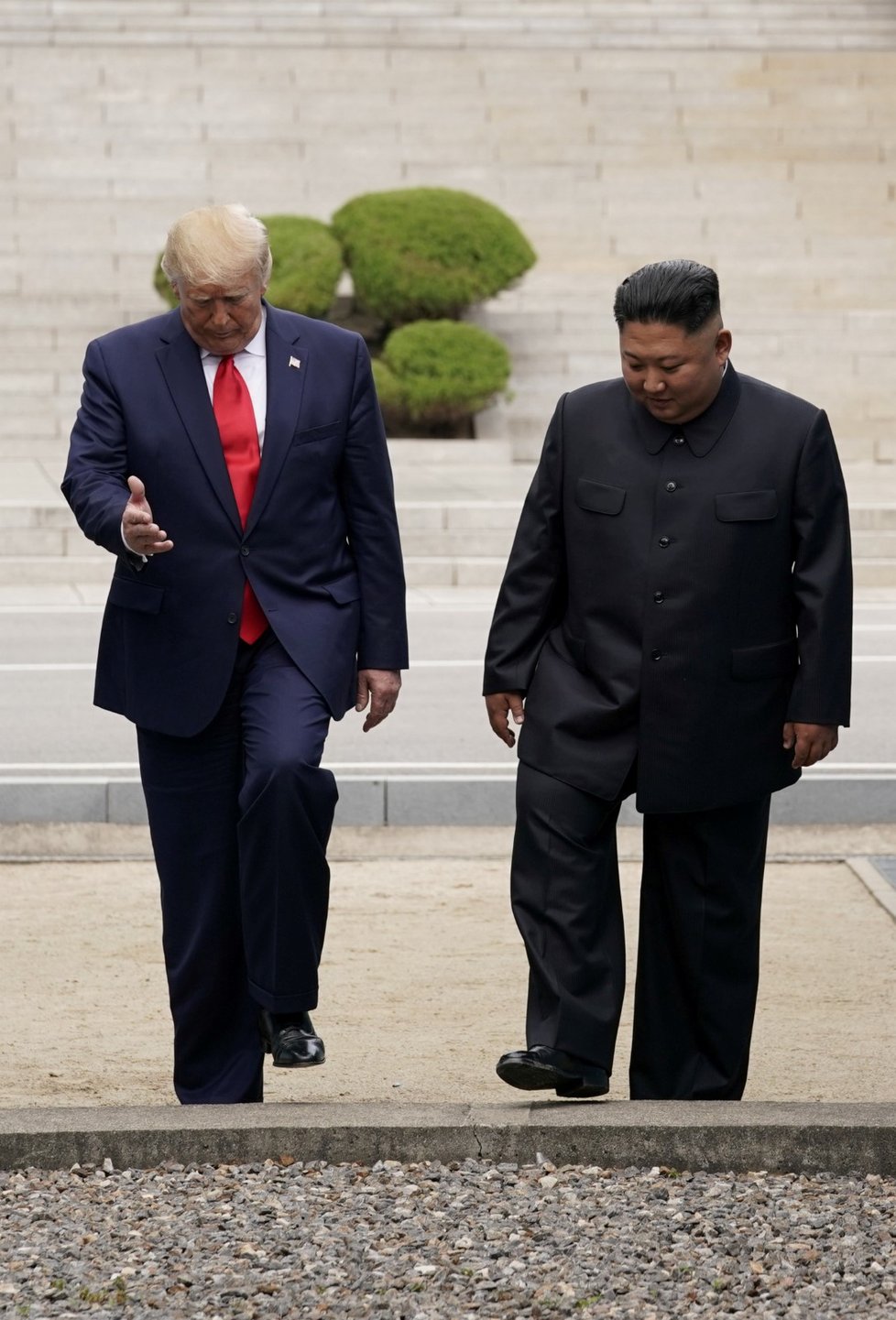 Donald Trump a Kim Čong-un se setkali v demilitarizované zóně mezi KLDR a Jižní Koreou (30.6.2019)