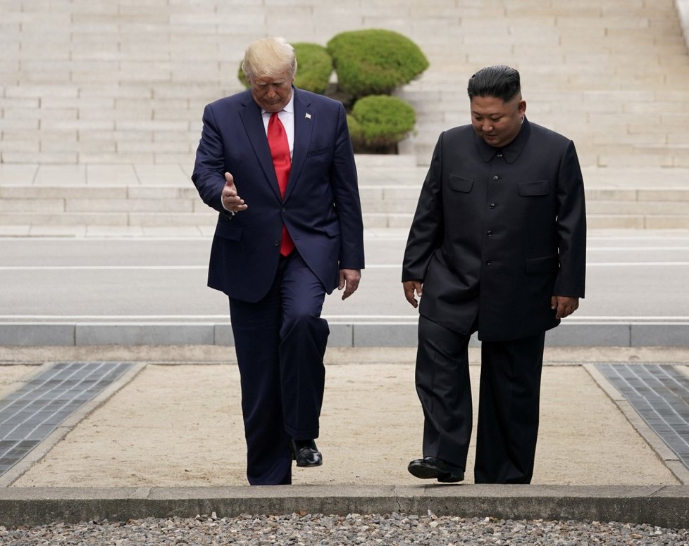 Donald Trump a Kim Čong-un se setkali v demilitarizované zóně mezi KLDR a Jižní Koreou. (30.6.2019)