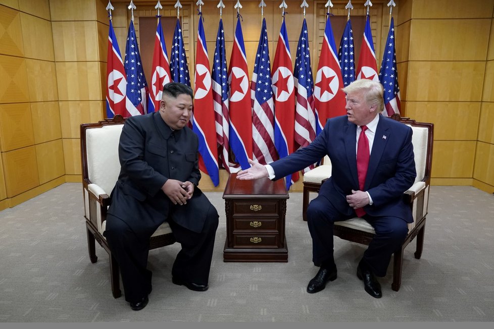 Donald Trump a Kim Čong-un se setkali v demilitarizované zóně mezi KLDR a Jižní Koreou (30. 6. 2019).