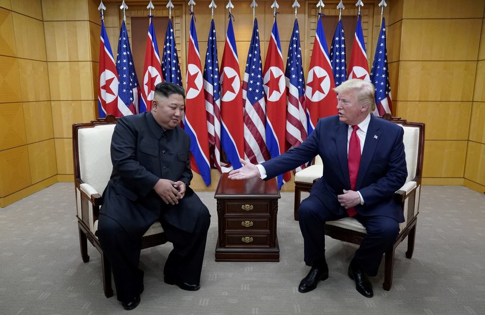 Donald Trump a Kim Čong-un se setkali v demilitarizované zóně mezi KLDR a Jižní Koreou. (30.6.2019)