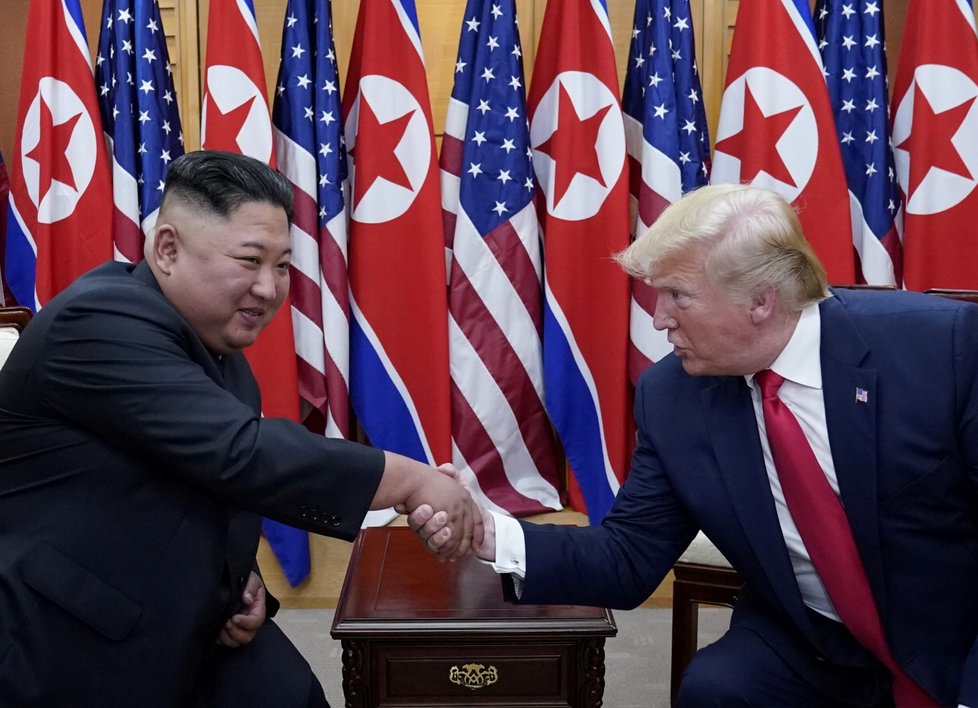 Donald Trump a Kim Čong-un se setkali v demilitarizované zóně mezi KLDR a Jižní Koreou (30.6.2019)