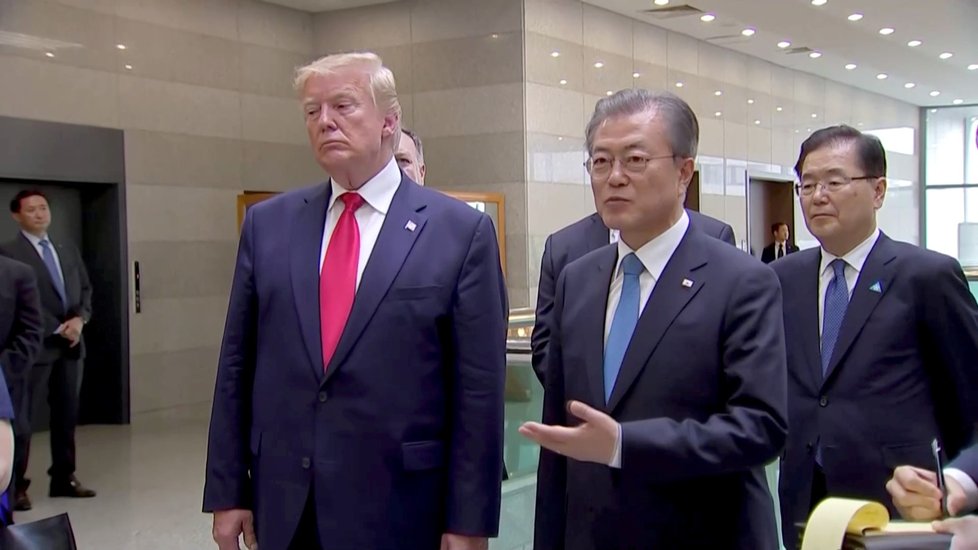 Donald Trump a Kim Čong-un se setkali v demilitarizované zóně mezi KLDR a Jižní Koreou (30. 6. 2019).