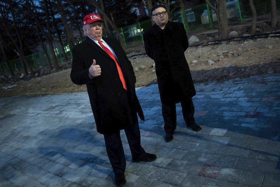 Dvojníci Donalda Trumpa a Kim Čong-una dorazili na ZOH v Pchjongčchangu