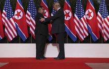 Celý svět jako na trní: Trump a Kim poprvé spolu...Sraz nervózních alfasamců!