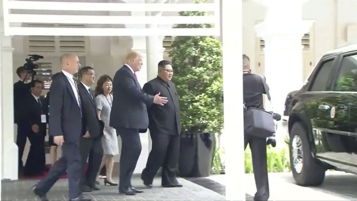 Po obědě americký prezident Donald Trump ukázal severokorejskému vůdci interiér své obrněné limuzíny Cadillac One, které se přezdívá bestie. Diktátor je totiž znám svojí slabostí pro západní luxus.