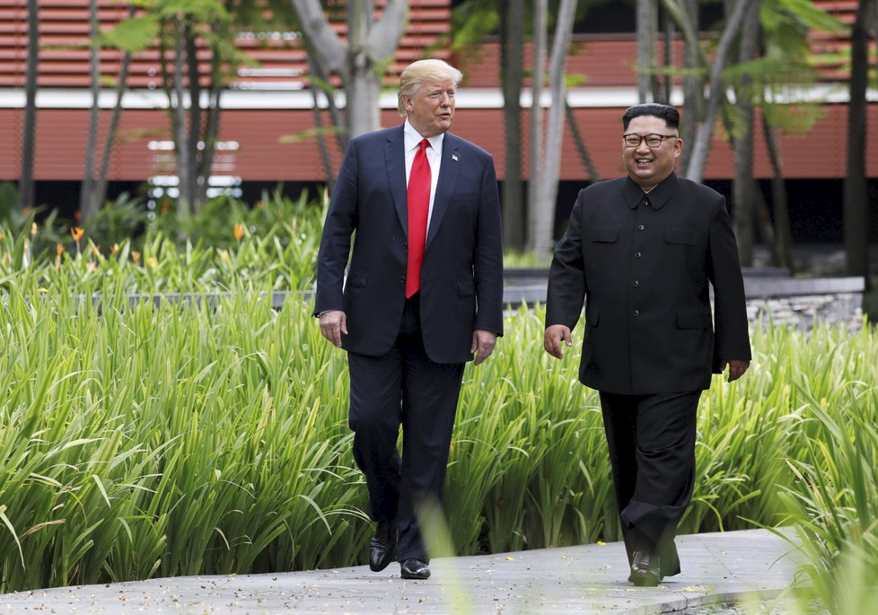 Donald Trump a Kim Čong-un se sešli v Singapuru na historickém summitu (12. 6. 2018). Teď se chystá další schůzka.