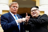 Kim se vydal obrněným vlakem do Vietnamu. Dvojníky Trumpa a diktátora KLDR zatkli