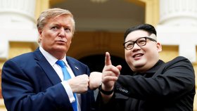 Kim se vydal obrněným vlakem do Vietnamu. Dvojníky Trumpa a diktátora KLDR zatkli