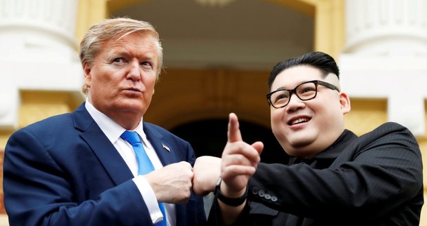 Kim se vydal obrněným vlakem do Vietnamu. Dvojníky Trumpa a diktátora KLDR zatkli