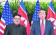 Kim i Trump setkání přežili, dál mohou děsit svět.