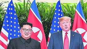 Donald Trump a Kim Čong-un se sešli v Singapuru na historickém summitu (12. 6. 2018). Teď se chystá další schůzka.