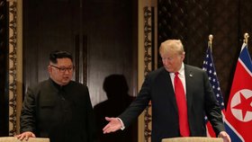 Na závěr summitu v Singapuru podepsal Trump s Kimem dohodu. (12.6.2018)