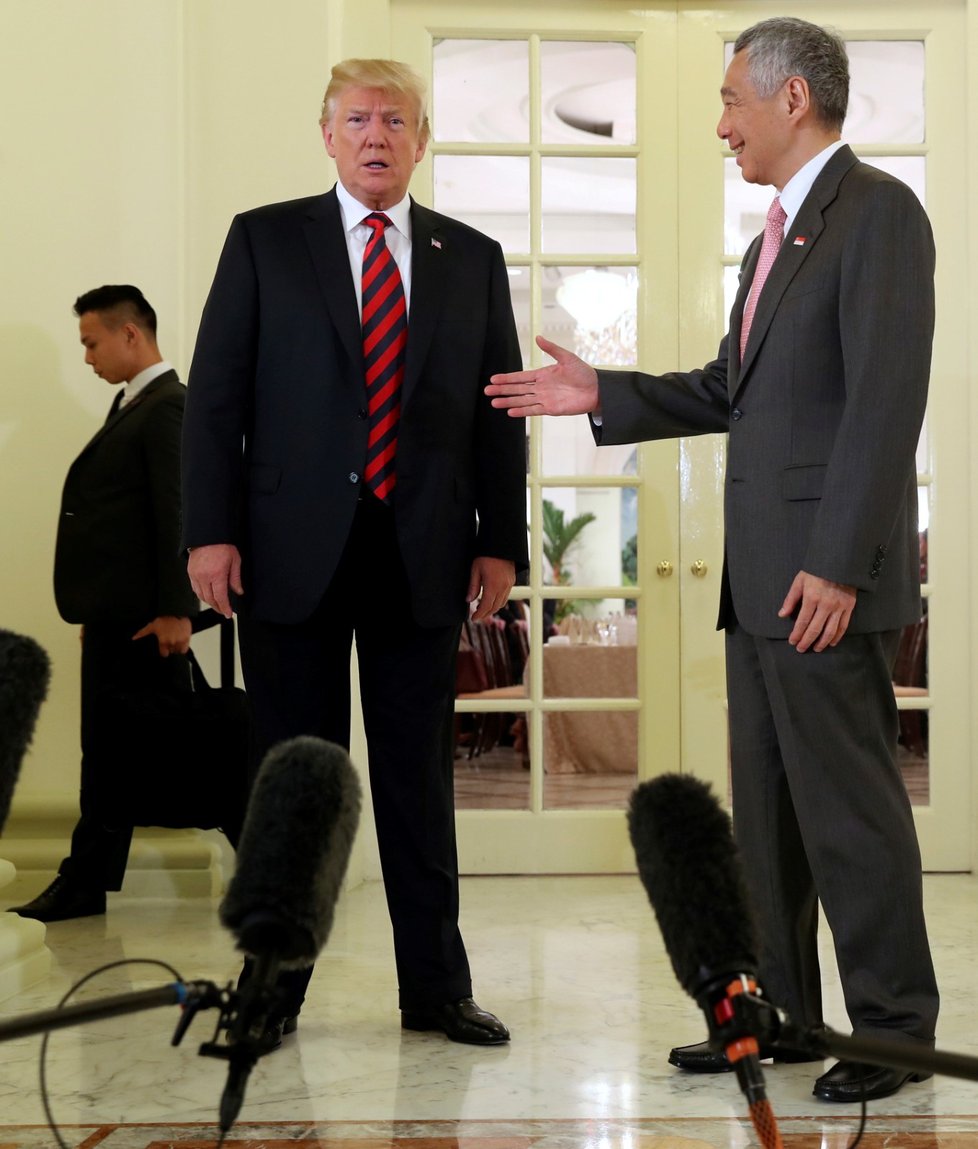 I Trumpa přivítal premiér Singapuru Lee Hsien Loong.
