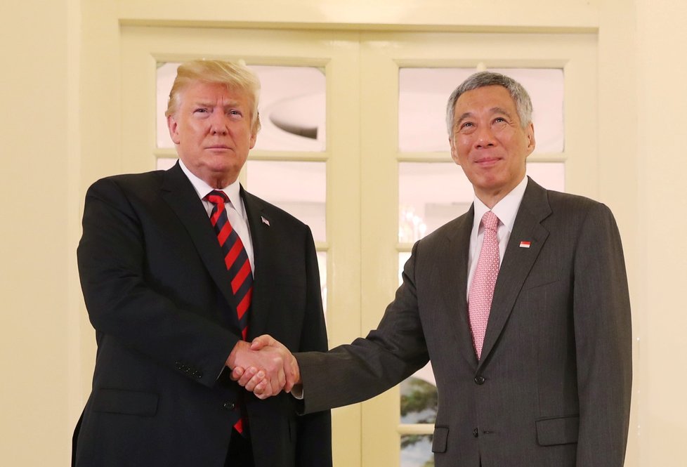 I Trumpa přivítal premiér Singapuru Lee Hsien Loong.