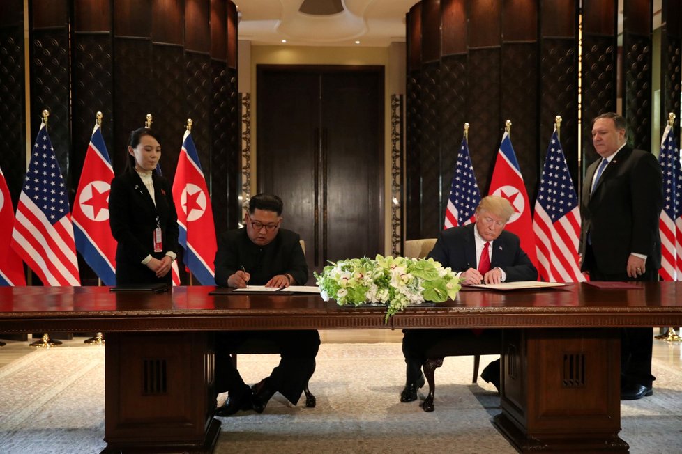 Na závěr summitu v Singapuru podepsal Trump s Kimem dohodu. (12.6.2018)