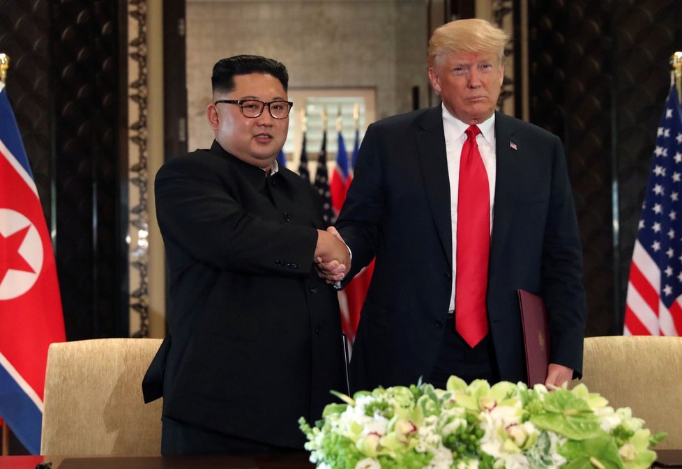 Závěrečné podání ruky: Denuklearizace Severní Koreje začne velmi, velmi brzy, řekl při podpisu Trump. (12. 6. 2018)