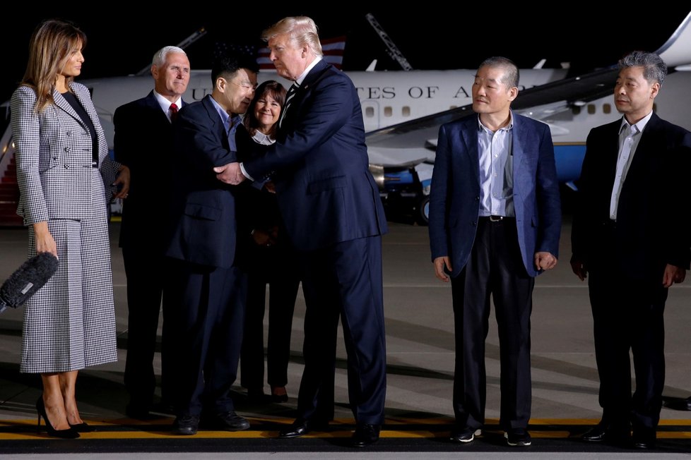 Trump přivítal trio Američanů propuštěných z vězení v KLDR. Poslední veřejné vystoupení Melanie Trumpové před operací.