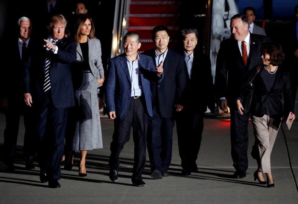 Trump s manželkou přivítal trio Američanů propuštěných z vězení v KLDR. Jedno z posledních veřejných vystoupení první dámy Melanie Trumpové před operací, (10. 5. 2018).