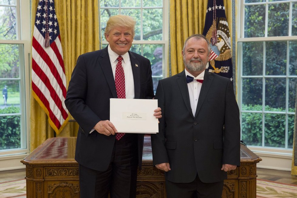 Americký prezident Donald Trump (vlevo) a český velvyslanec Hynek Kmoníček