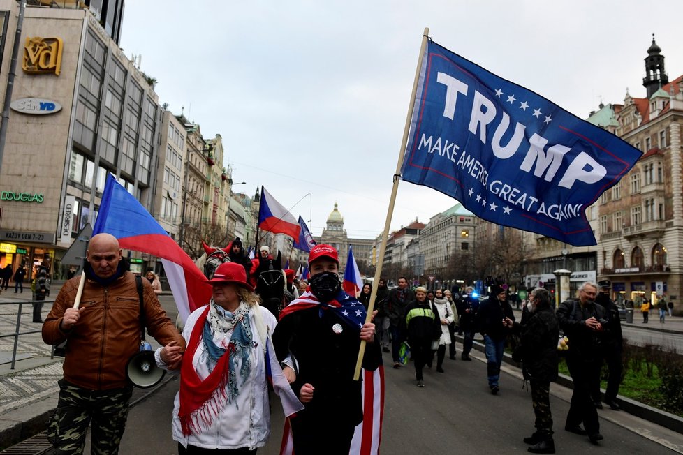 Koronavirus v Česku: Protest proti koronavirovým opatřením, ale i na podporu odcházejícího prezidenta Donalda Trumpa (8. 1. 2020)