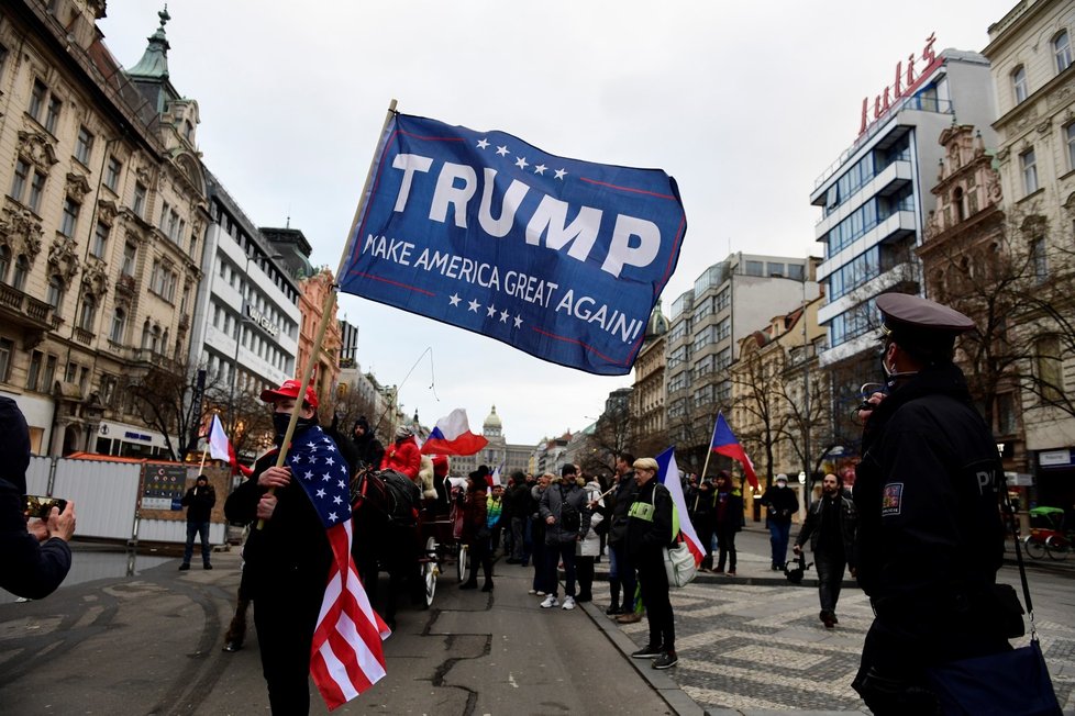 Koronavirus v Česku: Protest protikoronavirovým opatřením, ale i na podporu odcházejícího prezidenta Donalda Trumpa (8.1.2020)