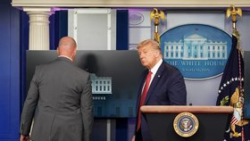 Americký prezident Donald Trump náhle přerušil tiskovou konferenci kvůli střelbě u Bílého domu (10. 8. 2020)