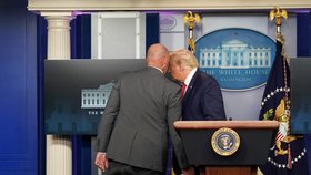 Americký prezident Donald Trump náhle přerušil tiskovou konferenci kvůli střelbě u Bílého domu (10. 8. 2020)