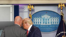 Americký prezident Donald Trump náhle přerušil tiskovou konferenci kvůli střelbě u Bílého domu. (10. 8. 2020)