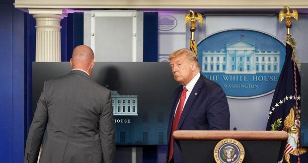 Střelba u Bílého domu: Trump náhle přerušil tiskovku, ochranka ho odvedla do bezpečí