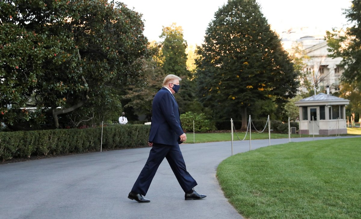 Prezident USA Donald Trump před odletem z Bílého domu do nemocnice (2. 10. 2020)