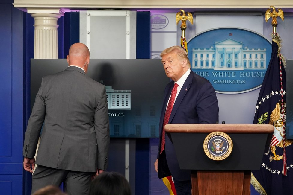 Americký prezident Donald Trump náhle přerušil tiskovou konferenci kvůli střelbě u Bílého domu. (10. 8. 2020)