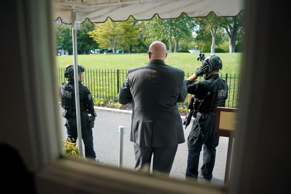 Americký prezident Donald Trump náhle přerušil tiskovou konferenci kvůli střelbě u Bílého domu. (10. 8. 2020)