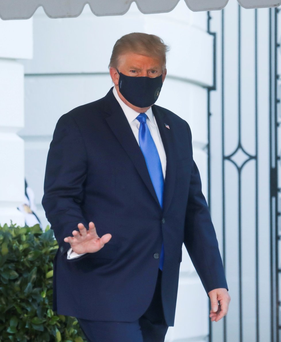 Prezident USA Donald Trump před odletem z Bílého domu do nemocnice (2. 10. 2020)