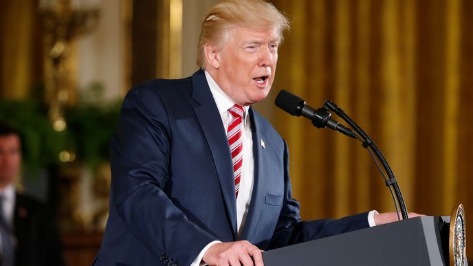 Trump představil ve Washingtonu reformu řízení letového provozu.