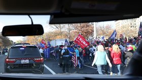 Trump potěšil své příznivce: Projel kolem nich krokem v limuzíně