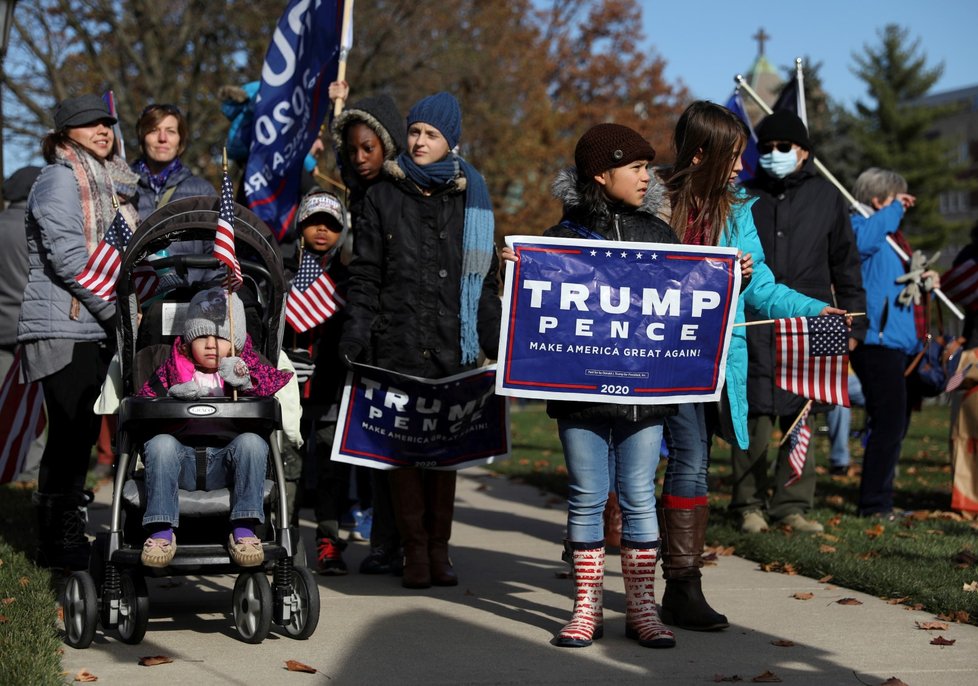 Trump potěšil své příznivce: Projel kolem nich krokem v limuzíně.