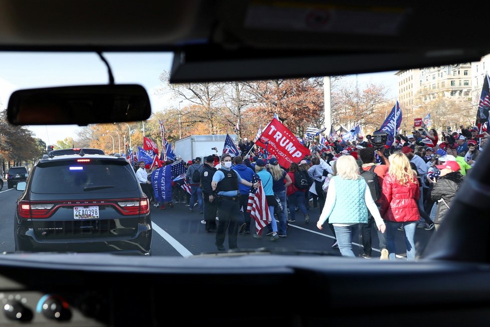 Trump potěšil své příznivce: Projel kolem nich krokem v limuzíně