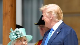 Britská královna Alžběta II. uvítala Trumpa v Buckinghamském paláci (3. 6. 2019)