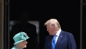 Britská královna Alžběta II. uvítala Trumpa v Buckinghamském paláci (3. 6. 2019)