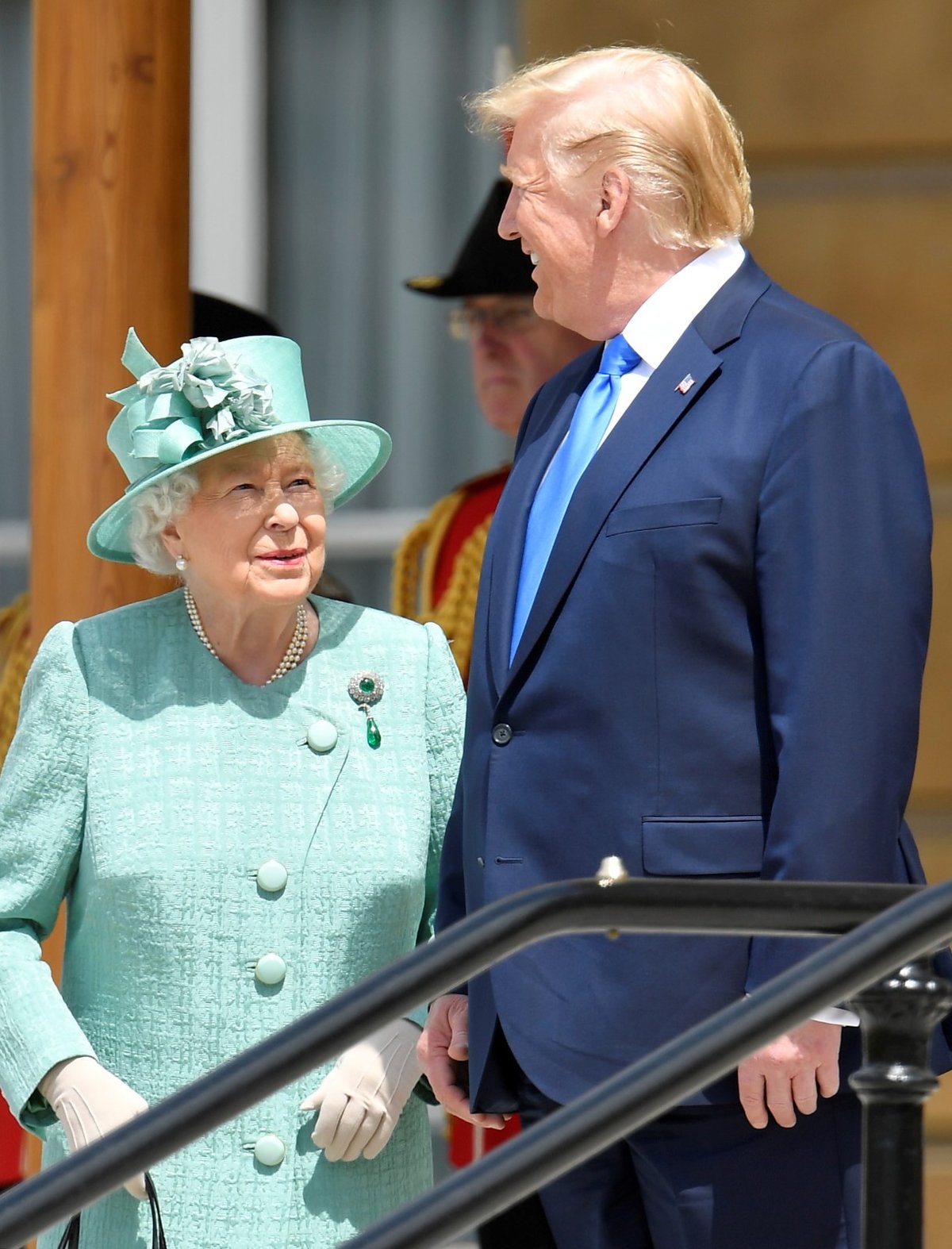 Britská královna Alžběta II. uvítala Trumpa v Buckinghamském paláci 