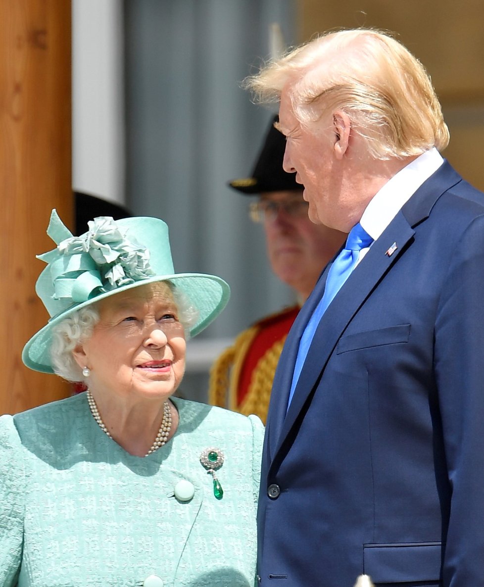 Britská královna Alžběta II. uvítala Trumpa v Buckinghamském paláci (3. 6. 2019).