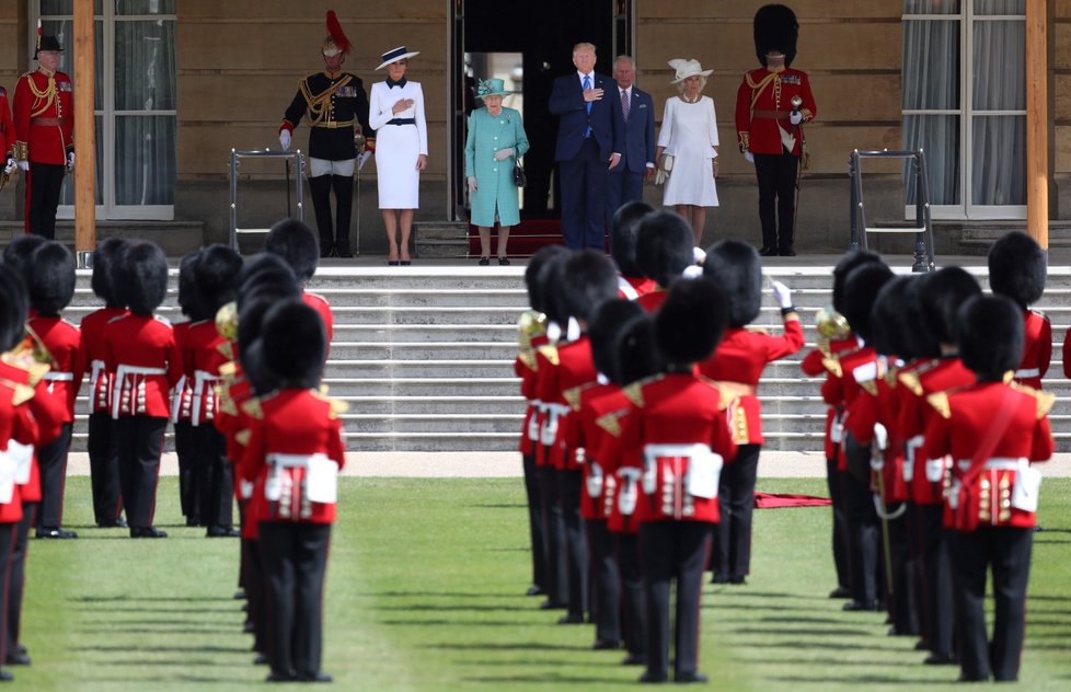 Britská královna Alžběta II. uvítala Trumpa v Buckinghamském paláci (3. 6. 2019)