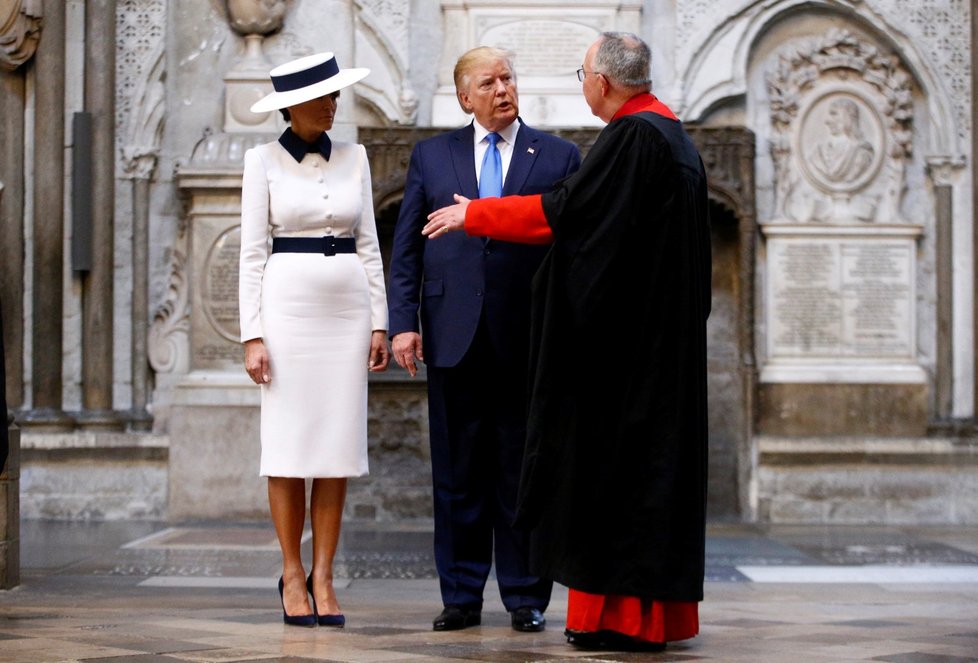 Trump po obědě s královnou navštívil Westminsterské opatství, kde položil věnec k hrobu neznámého vojína (3. 6. 2019)