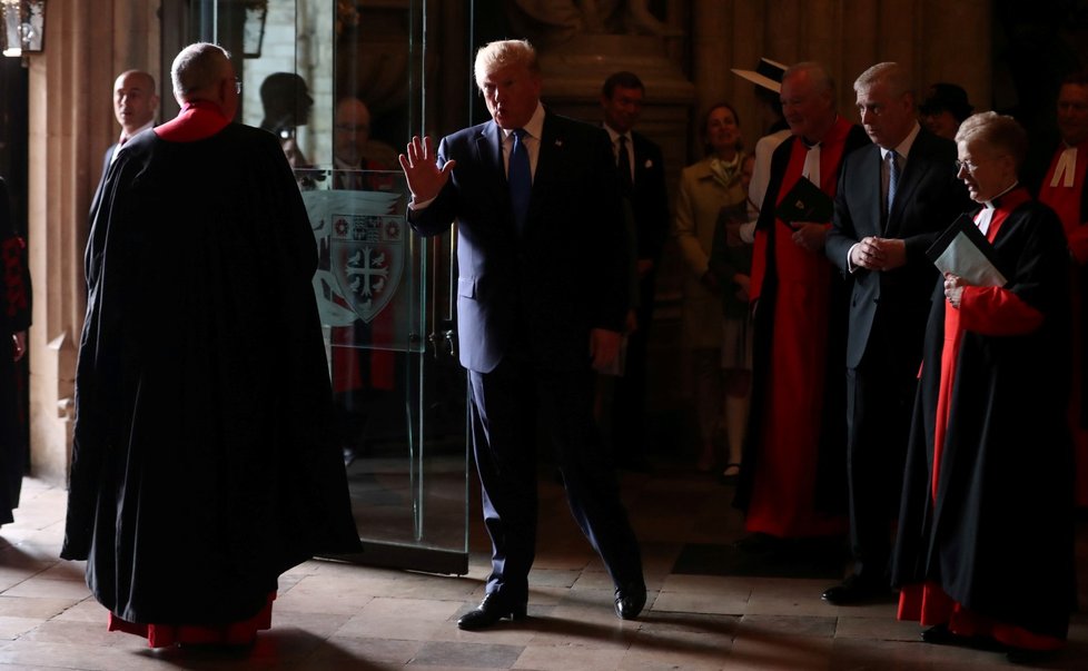 Trump po obědě s královnou navštívil Westminsterské opatství, kde položil věnec k hrobu neznámého vojína (3. 6. 2019)