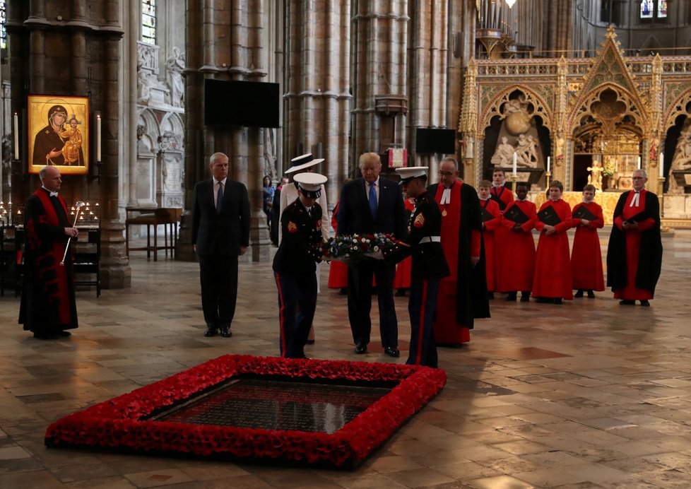Trump po obědě s královnou navštívil Westminsterské opatství, kde položil věnec k hrobu neznámého vojína (3. 6. 2019)