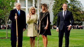 První dáma Francie Brigitte s manželem, prezidentem Emmanuelem Macronem, americkým prezidentem Donaldem Trumpem a jeho manželkou Melanií.