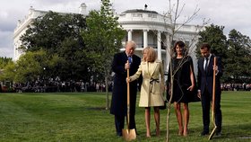 První dáma Francie Brigitte s manželem, prezidentem Emmanuelem Macronem, americkým prezidentem Donaldem Trumpem a jeho manželkou Melanií.