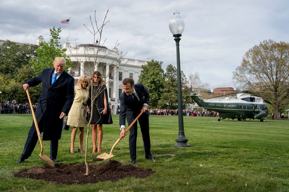 První dáma Francie Brigitte s manželem, prezidentem Emmanuelem Macronem, americkým prezidentem Donaldem Trumpem a jeho manželkou Melanií.