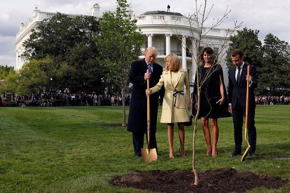 První dáma Francie Brigitte s manželem, prezidentem Emmanuelem Macronem, americkým prezidentem Donaldem Trumpem a jeho manželkou Melanií.